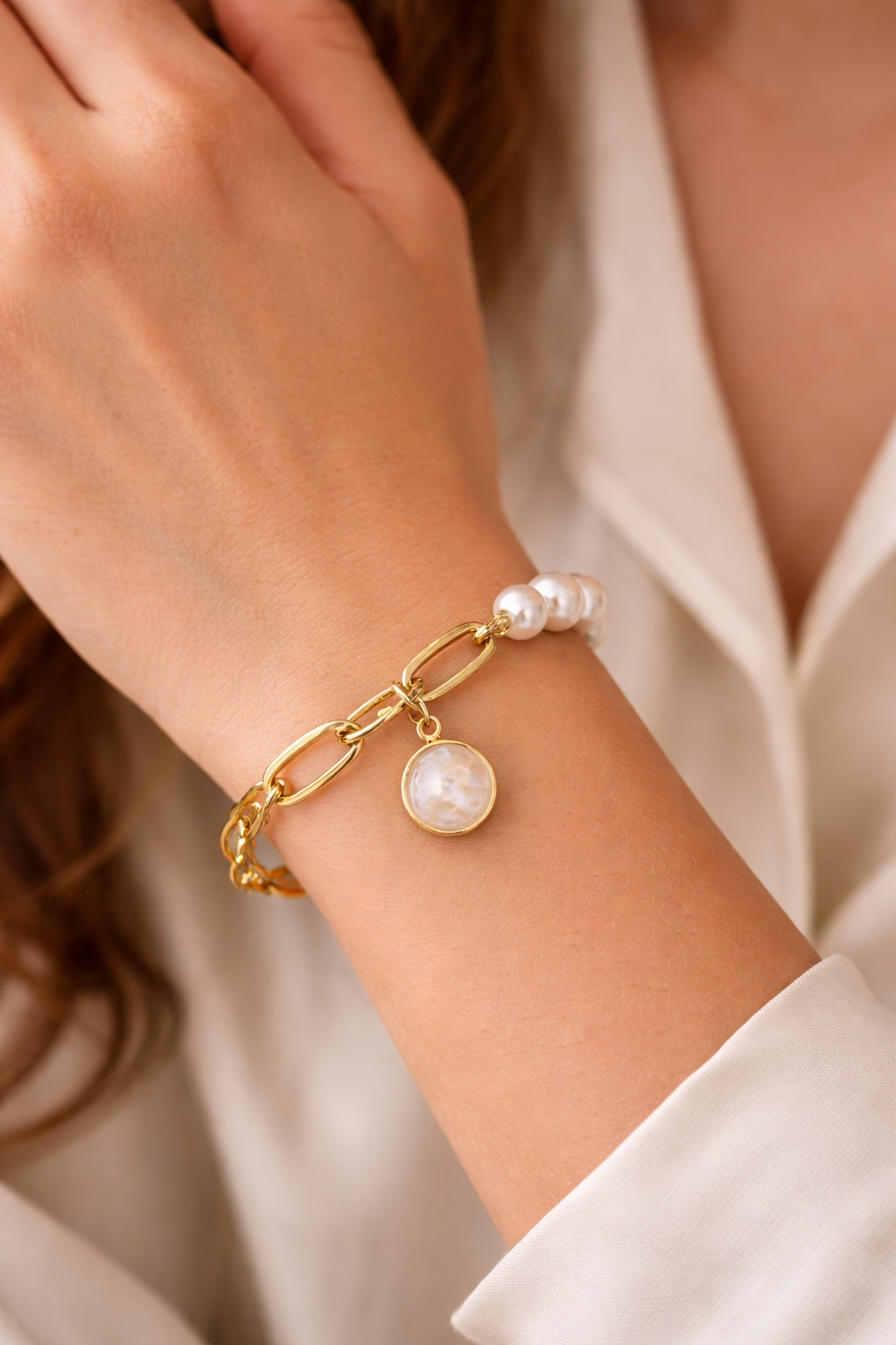 Cápsula Bravata integrada en pulsera elegante para guardar recuerdos