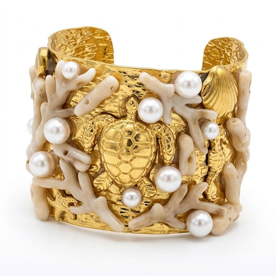 brazalete dorado ancho con tortuga central coral blanco y perlas estilo elegante marino