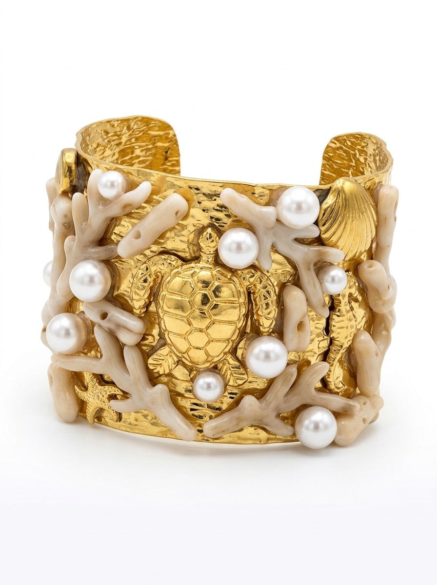 brazalete dorado ancho con tortuga central coral blanco y perlas estilo elegante marino