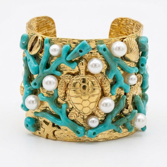 brazalete dorado ancho con tortuga central coral turquesa y perlas estilo marino