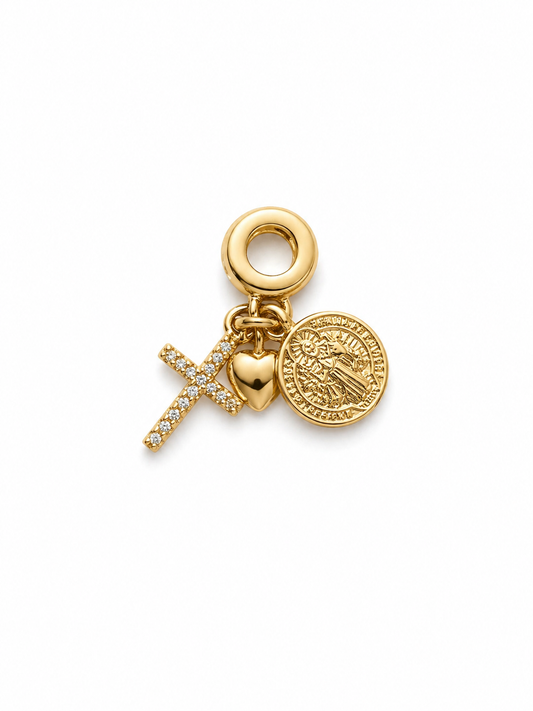 Amuleto dorado con cruz de circonitas, corazón y moneda colgante en joya mujer Bravata