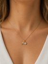Detalle de colgante de pez dorado con circonita brillante en collar mujer Bravata