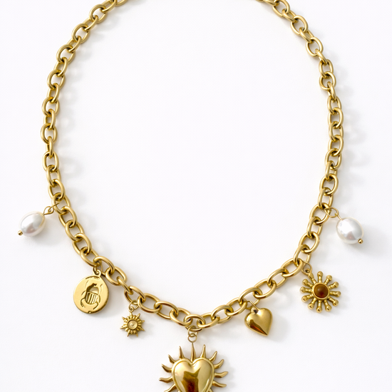Collar Alma dorado de Bravata con charms de corazón, soles y perlas
