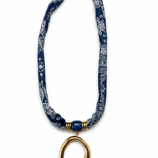 Collar Amalfi azul de pañuelo estampado con colgante ovalado dorado y detalle central azul de BRAVATA.