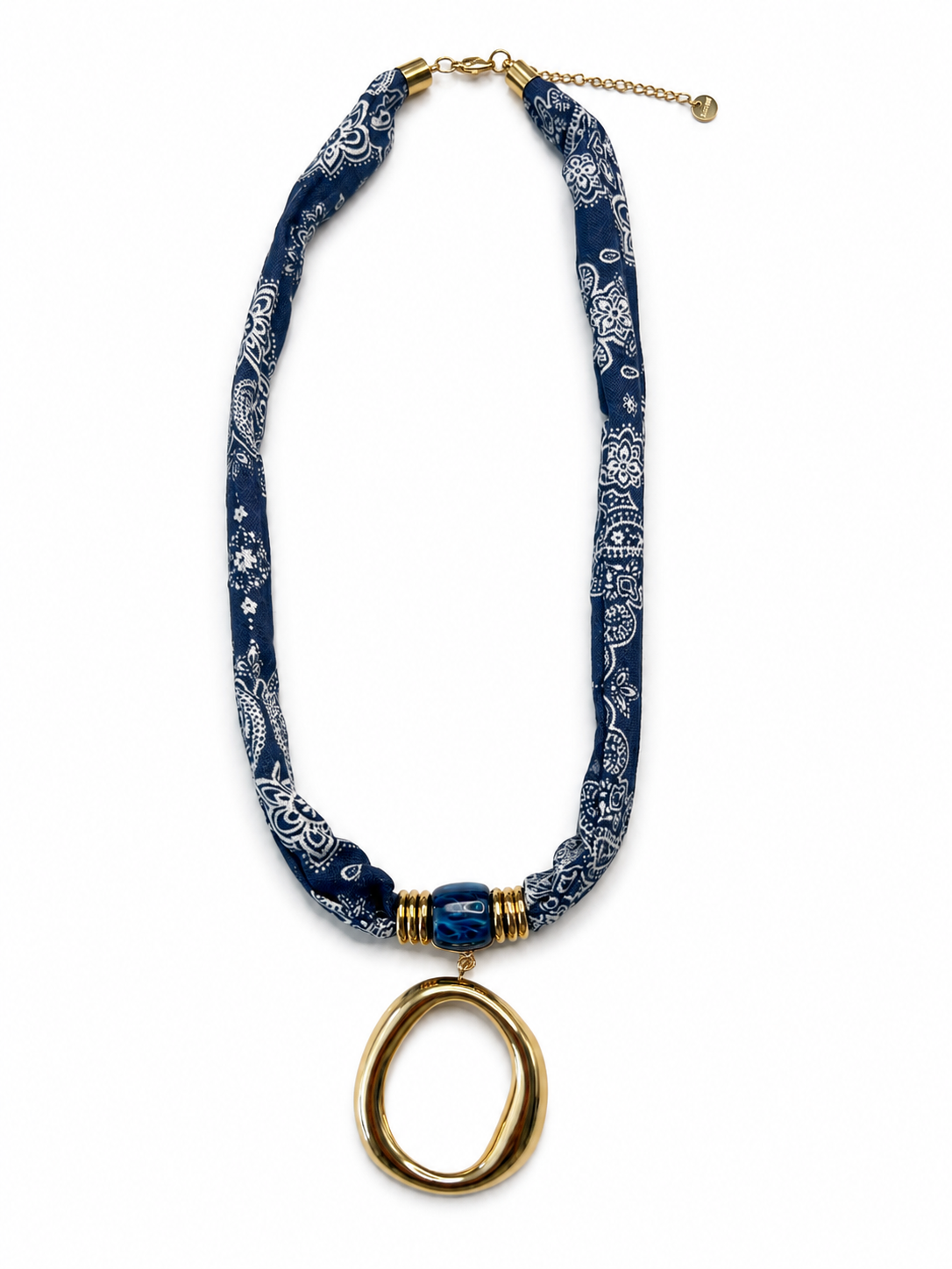 Collar Amalfi azul de pañuelo estampado con colgante ovalado dorado y detalle central azul de BRAVATA.