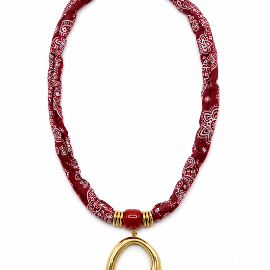 Collar Amalfi rojo de pañuelo estampado con colgante ovalado dorado y detalle central rojo de BRAVATA.