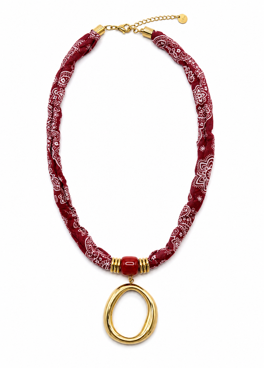 Collar Amalfi rojo de pañuelo estampado con colgante ovalado dorado y detalle central rojo de BRAVATA.