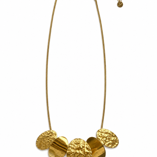 Collar Astera dorado con cinco placas ovaladas de acabado liso y texturizado de BRAVATA.