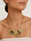 Modelo llevando el Collar Astera dorado con cinco placas ovaladas lisas y texturizadas de BRAVATA.