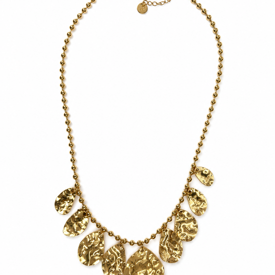 Collar Aurelia dorado con cadena de bolitas y discos colgantes de acabado martillado de BRAVATA.
