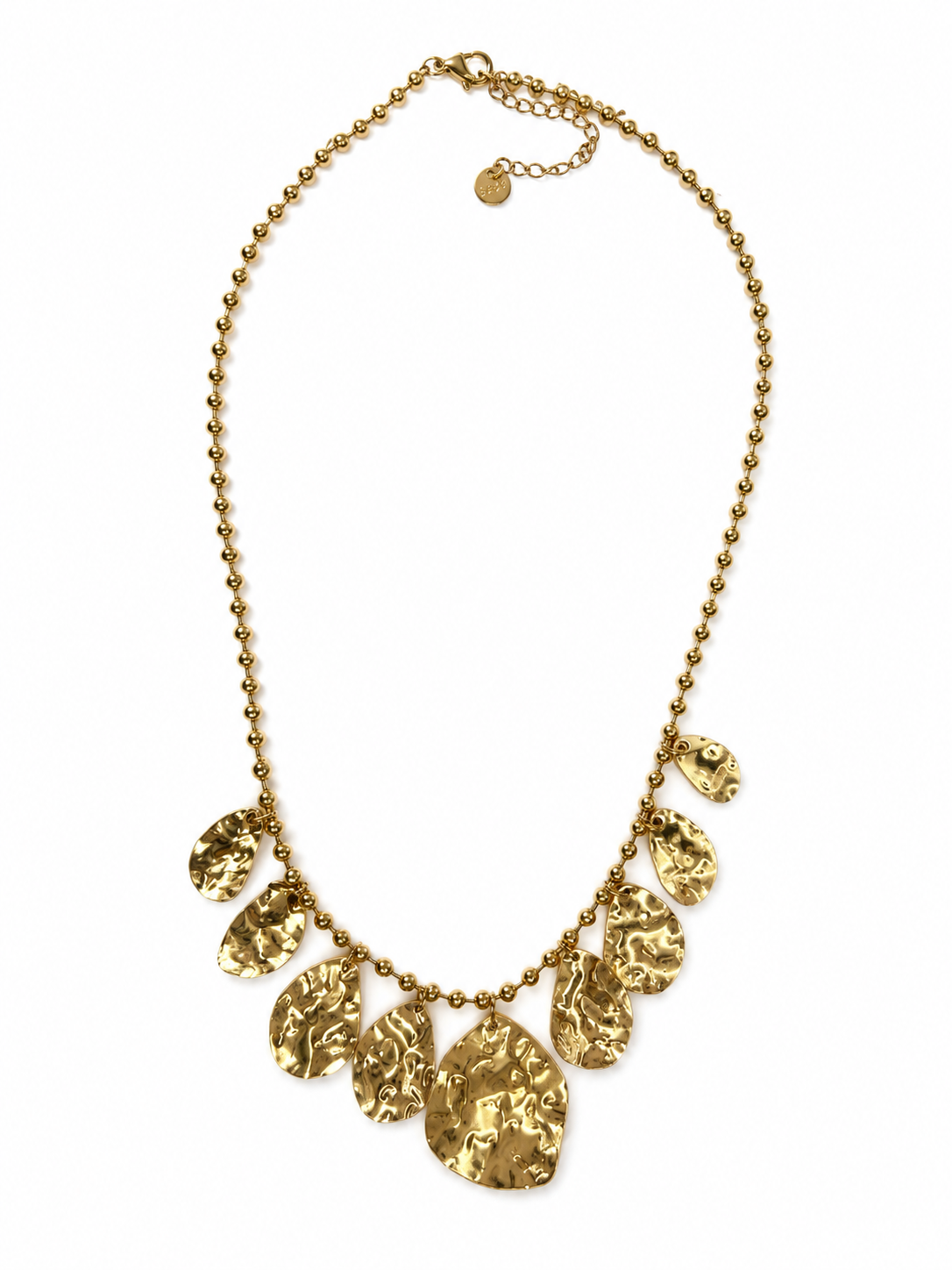 Collar Aurelia dorado con cadena de bolitas y discos colgantes de acabado martillado de BRAVATA.