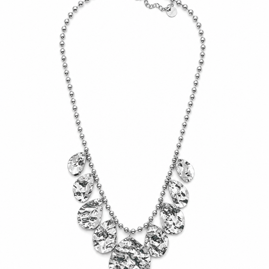 Collar Aurelia plateado con cadena de bolitas y discos colgantes de acabado martillado de BRAVATA.