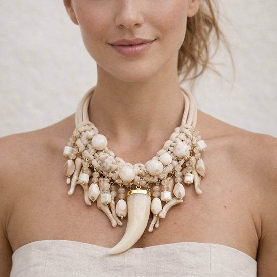 Mujer con collar boho beige de la colección Coralia con colgante tipo cuerno y piedras naturales