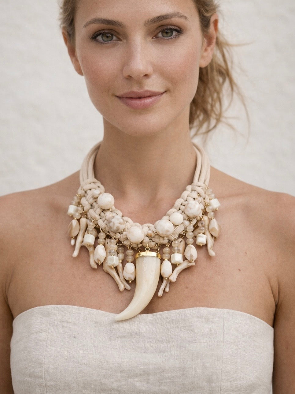 Mujer con collar boho beige de la colección Coralia con colgante tipo cuerno y piedras naturales