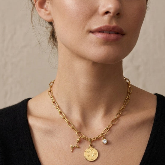 Collar dorado de cadena con charms de medalla de estrellas y colgantes decorativos