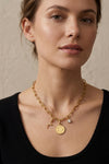 Collar dorado de cadena con charms de medalla de estrellas y colgantes decorativos