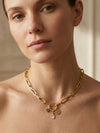Mujer con collar de cadena dorada con charms Bravata