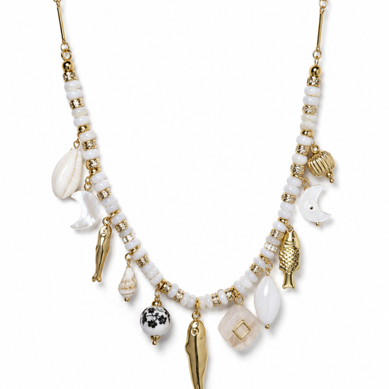 Collar dorado con abalorios blancos y charms marinos de peces, conchas y luna para mujer