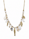 Collar dorado con abalorios blancos y charms marinos de peces, conchas y luna para mujer