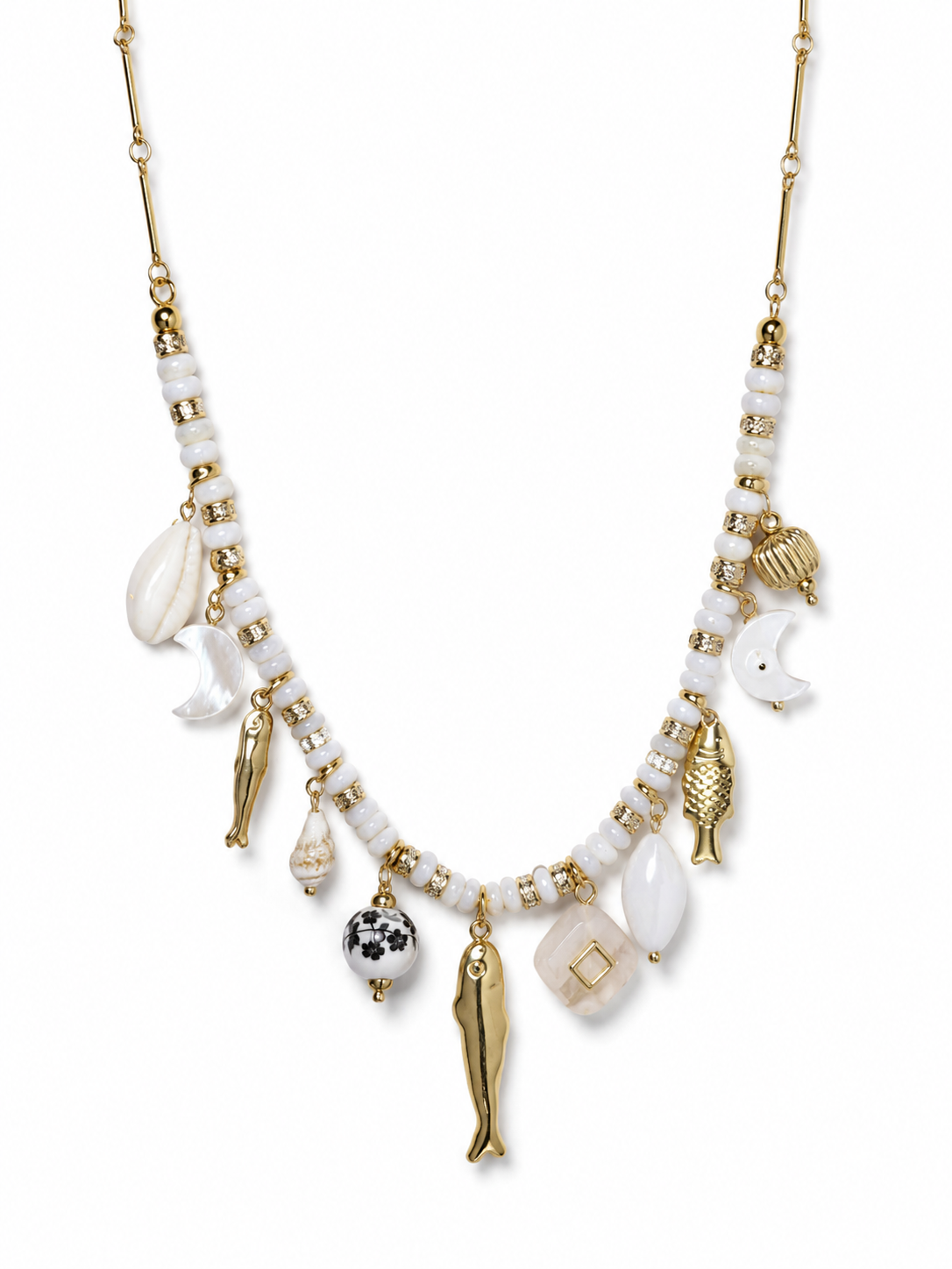 Collar dorado con abalorios blancos y charms marinos de peces, conchas y luna para mujer