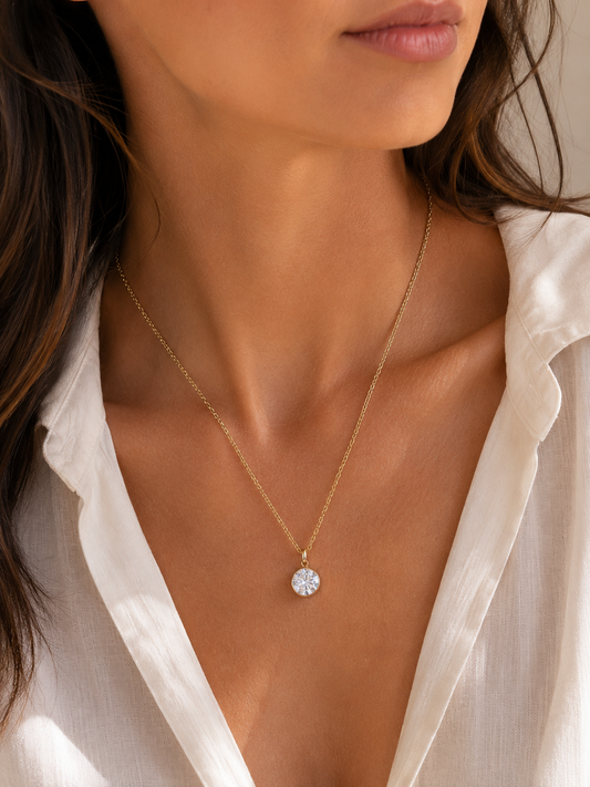 Mujer llevando collar dorado con circonita redonda brillante de BRAVATA