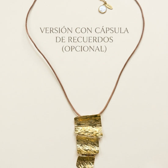 Collar con colgante dorado texturizado en cordón y cápsula de recuerdos opcional Bravata