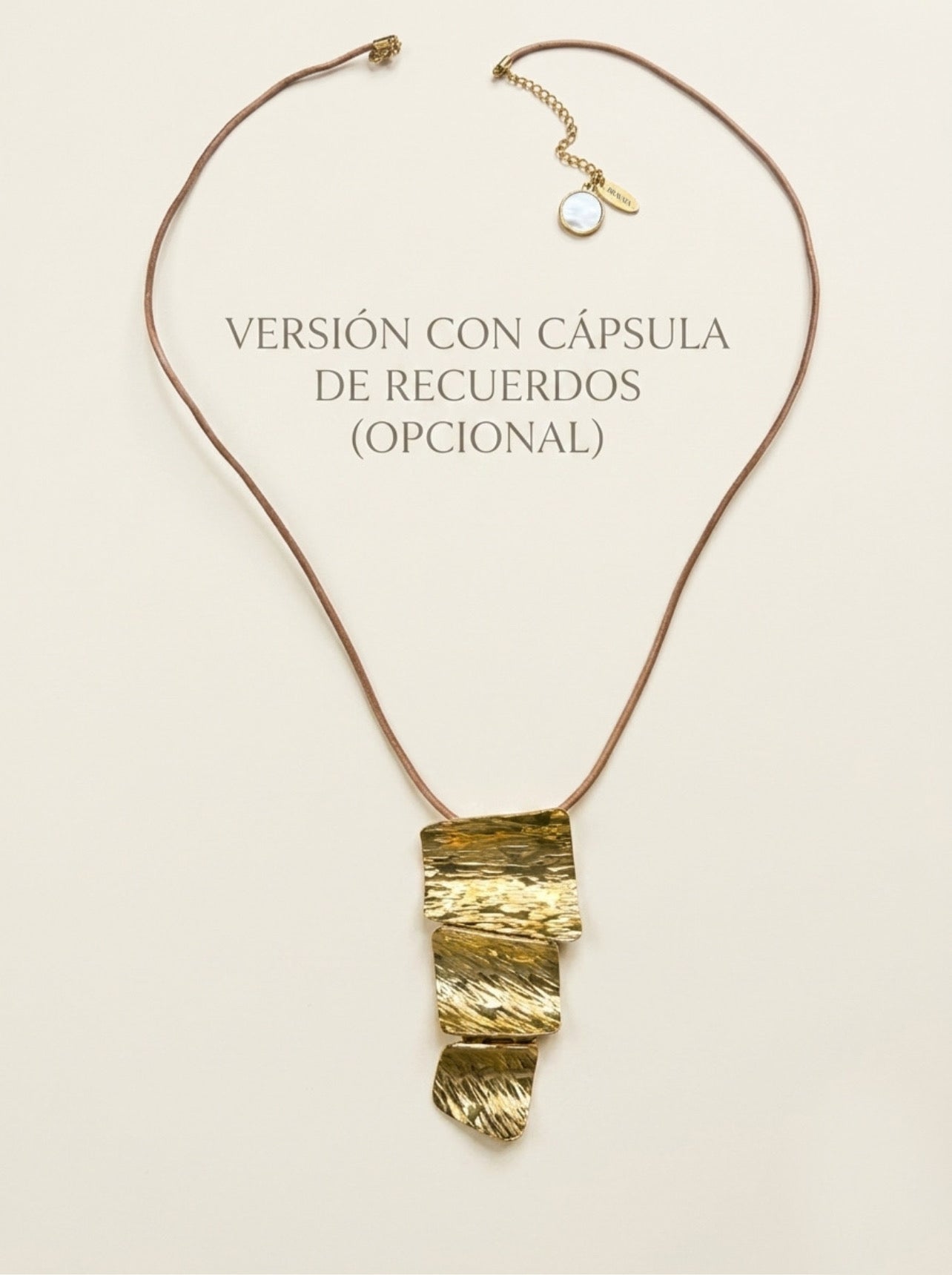 Collar con colgante dorado texturizado en cordón y cápsula de recuerdos opcional Bravata
