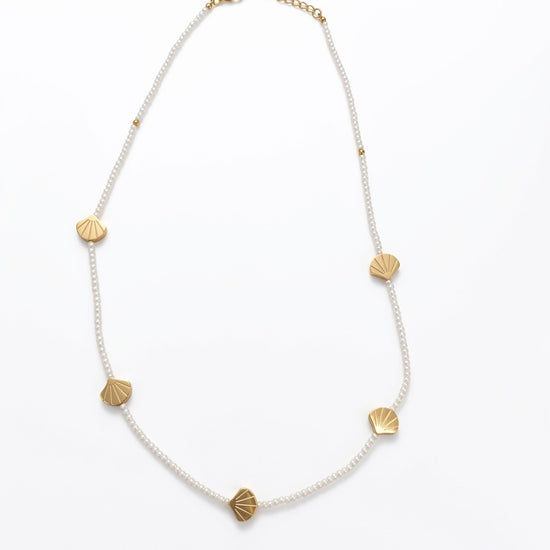 Collar de perlas con conchas doradas para mujer diseño elegante inspirado en el mar Bravata