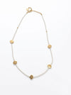 Collar de perlas con conchas doradas para mujer diseño elegante inspirado en el mar Bravata
