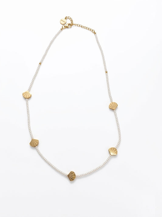 Collar de perlas con conchas doradas para mujer diseño elegante inspirado en el mar Bravata