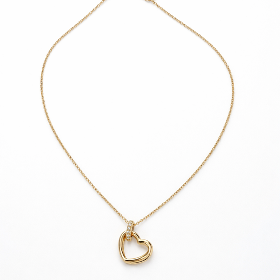 Collar de mujer en dorado con colgante de corazón diseño elegante y minimalista