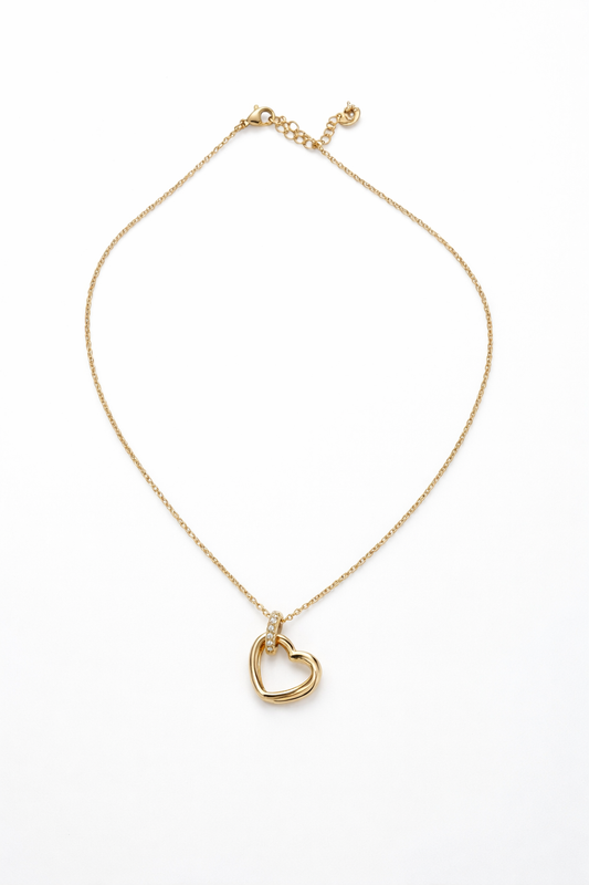 Collar de mujer en dorado con colgante de corazón diseño elegante y minimalista