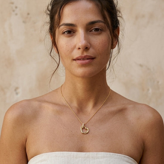 Collar corazón minimalista en oro y plata elegante Bravata