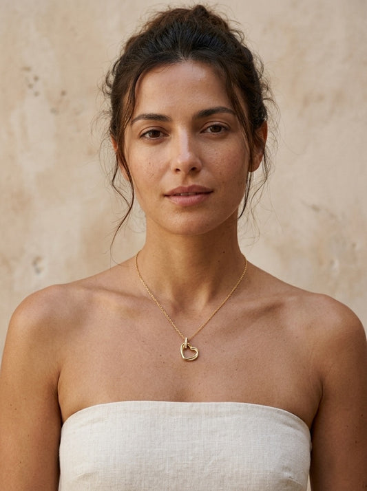 Collar corazón minimalista en oro y plata elegante Bravata