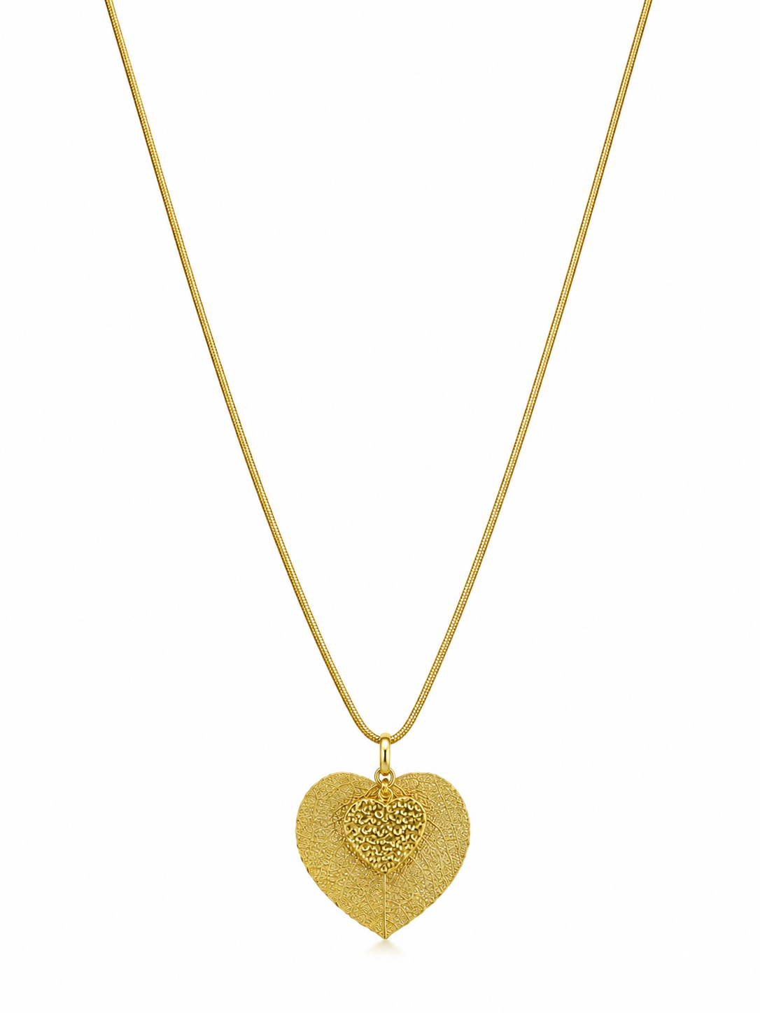 Collar dorado para mujer con colgante en forma de hoja corazón y detalle de corazón texturizado de BRAVATA