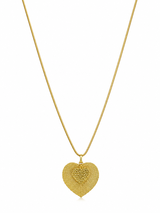 Collar dorado para mujer con colgante en forma de hoja corazón y detalle de corazón texturizado de BRAVATA
