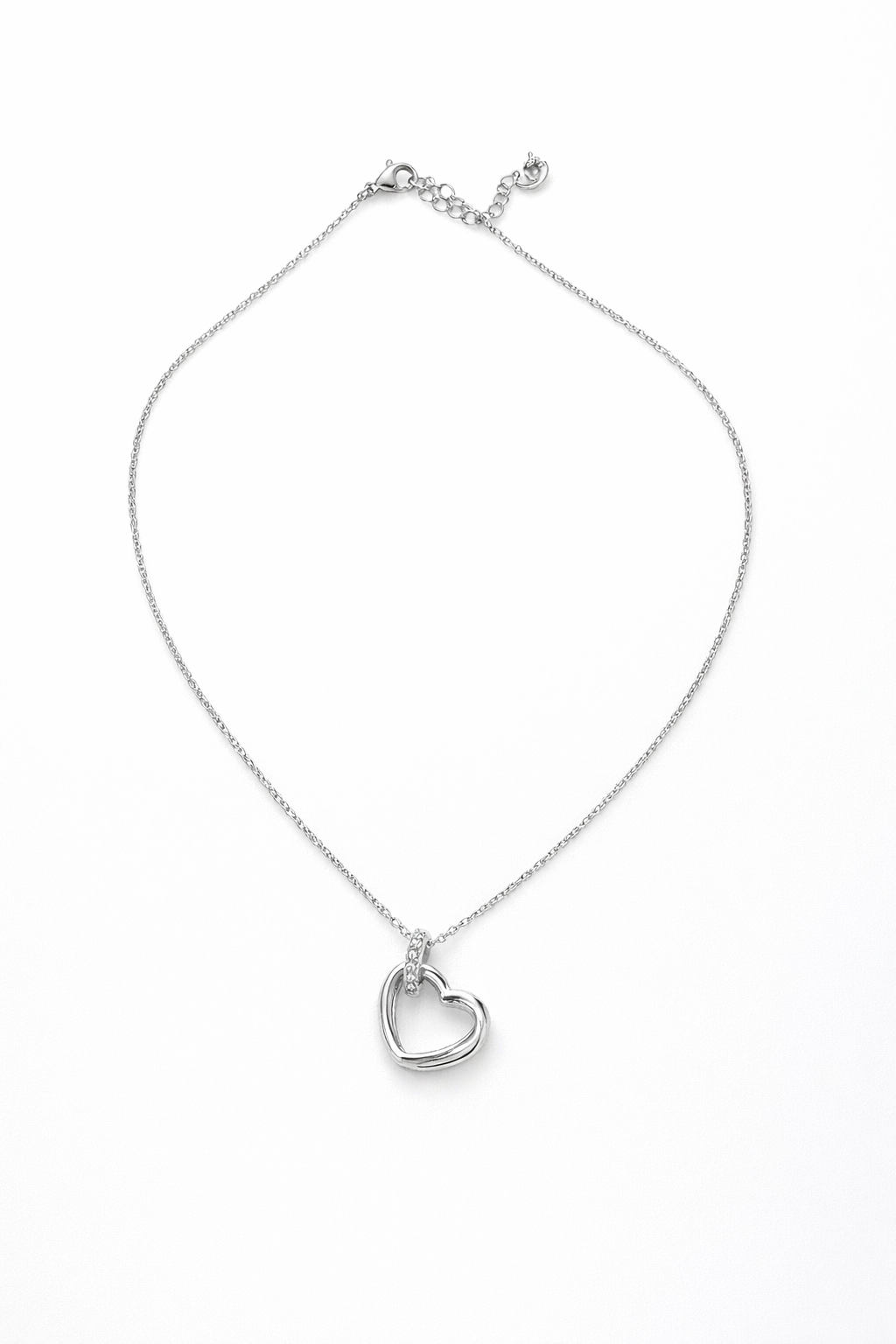Collar de mujer en plata con colgante de corazón diseño elegante y minimalista