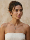 Mujer con collar plateado con colgante de corazón diseño elegante y minimalista