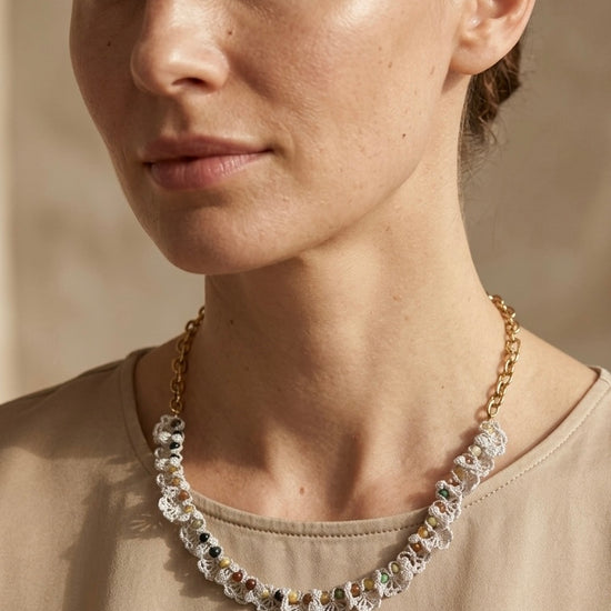 Collar crochet blanco con piedras naturales y cadena dorada Bravata