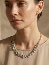 Collar crochet blanco con piedras naturales y cadena dorada Bravata