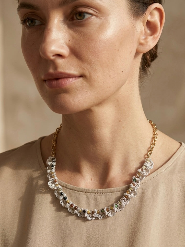 Collar crochet blanco con piedras naturales y cadena dorada Bravata