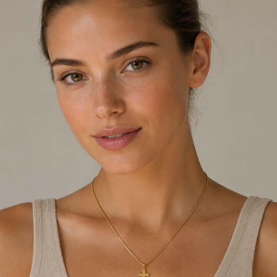 Mujer con collar de cruz dorado minimalista con cadena fina
