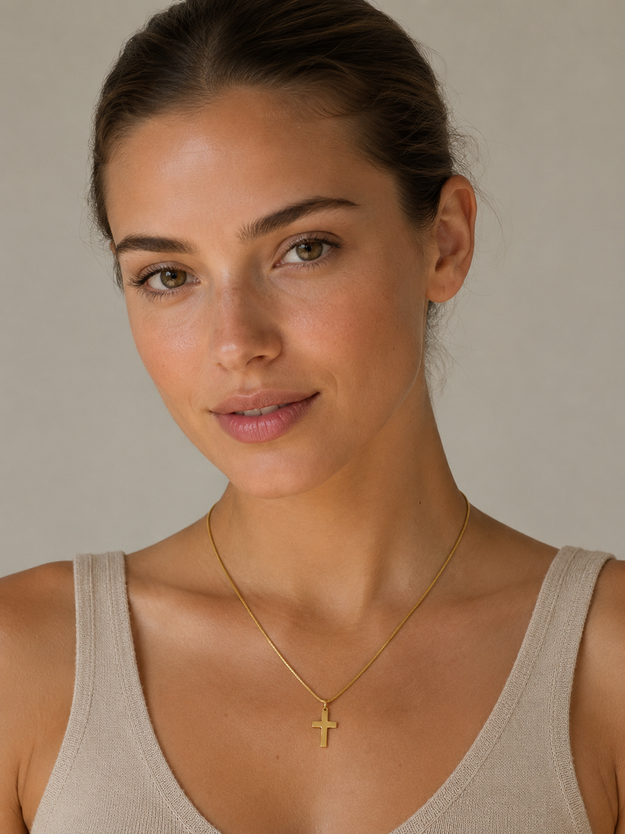 Mujer con collar de cruz dorado minimalista con cadena fina