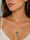 Mujer llevando collar dorado con cruz multicolor de BRAVATA