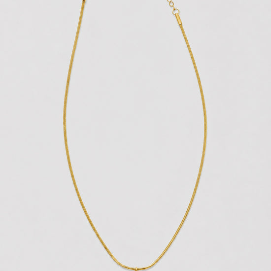 Collar de cruz dorado con cadena fina para mujer