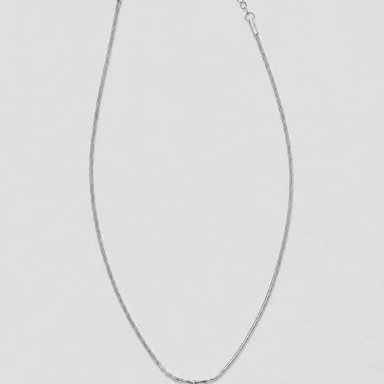 Collar de cruz plateado minimalista de acero inoxidable para mujer de BRAVATA