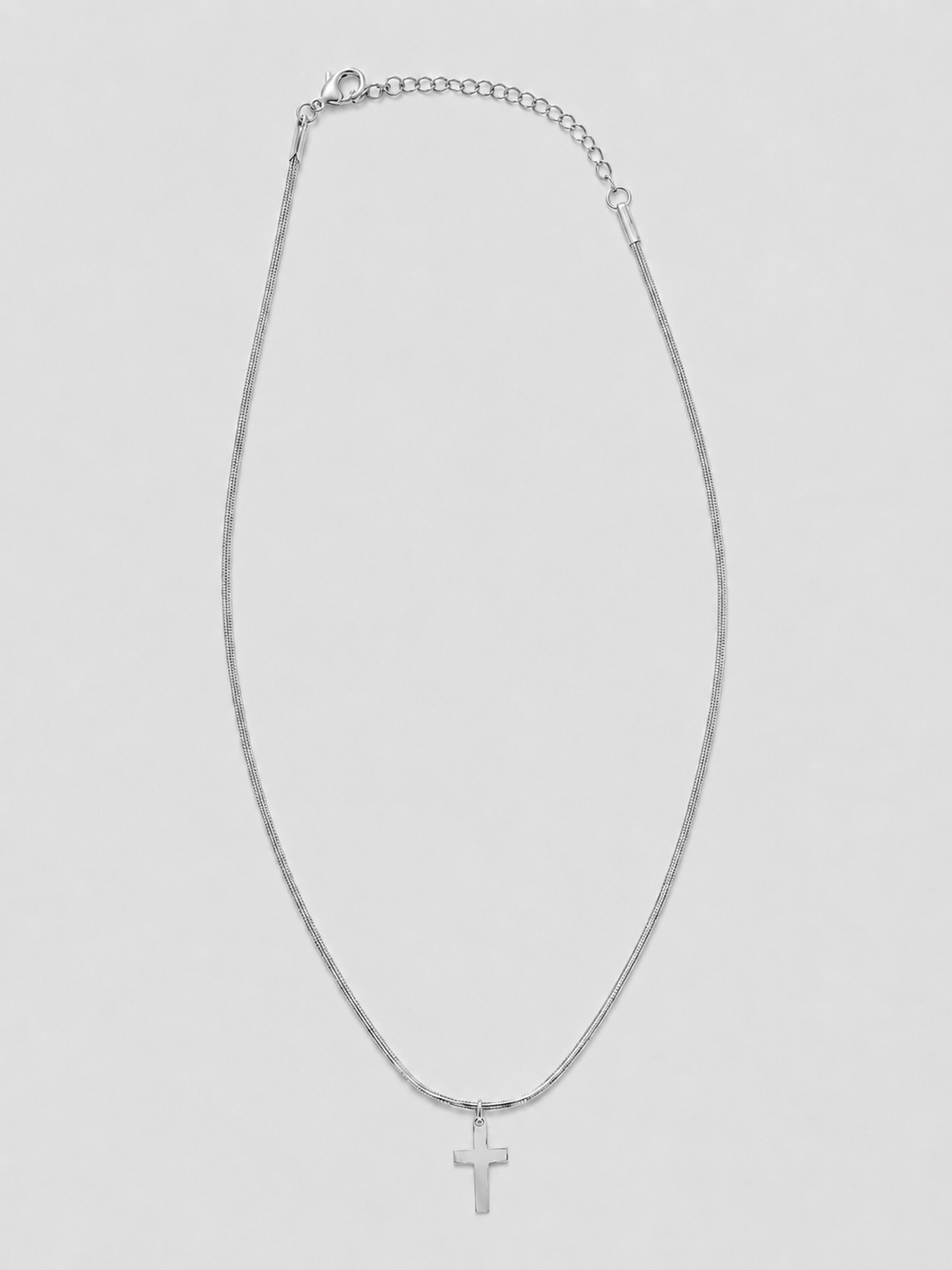 Collar de cruz plateado minimalista de acero inoxidable para mujer de BRAVATA