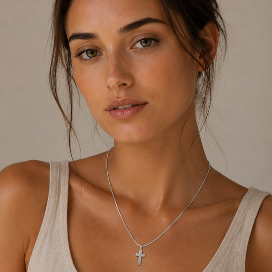 Collar de cruz plateado minimalista para mujer de BRAVATA