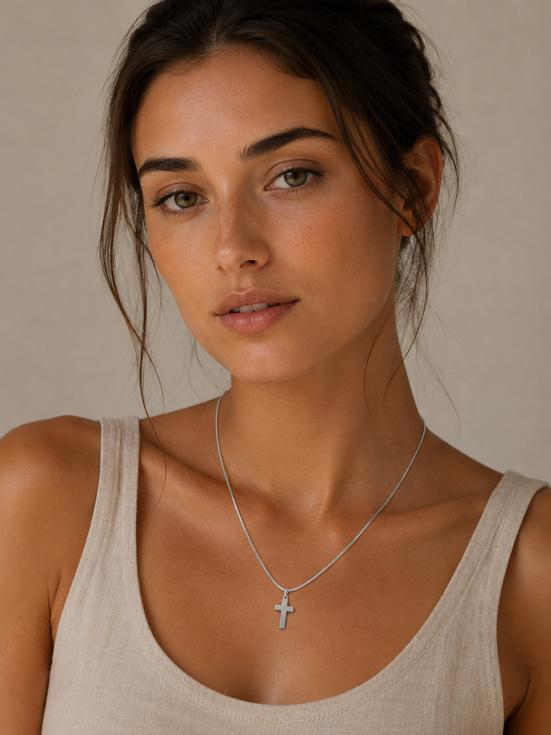Collar de cruz plateado minimalista para mujer de BRAVATA
