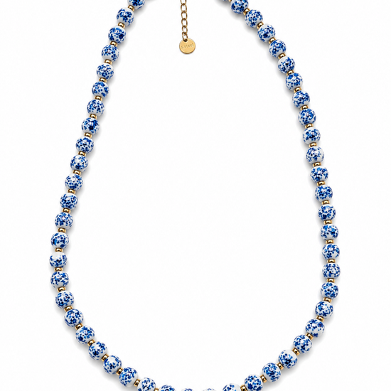 Collar Delfina con cuentas de cerámica blanca y azul y separadores dorados de BRAVATA.